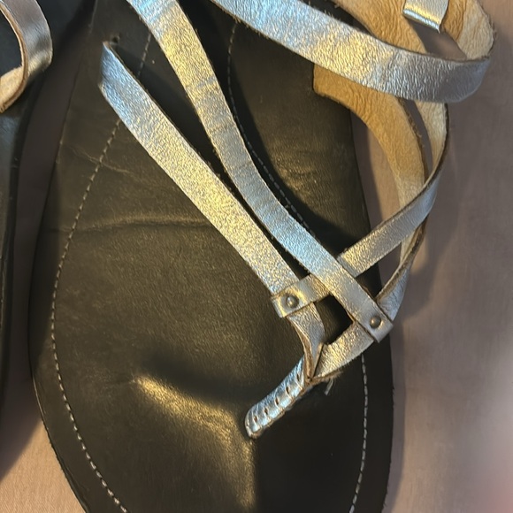 Olukai sling back sandal. Gold size 40 very good used condition - Picture 3 of 5